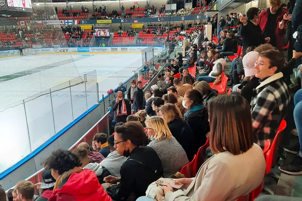 Etudiants EAP assistant à un match de sport de hockey sur glace à Grenoble