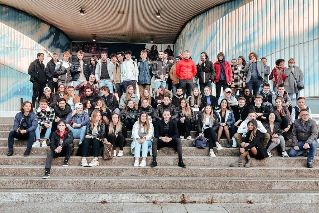 Photo de classe des étudiants de l'école EAP Grenoble, posant devant la patinoire Pole Sud.