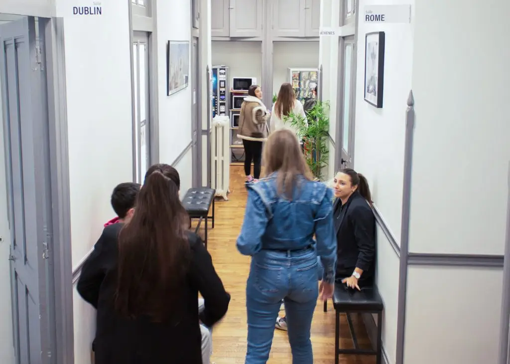 Couloir à l'école d'EAP Grenoble avec plusieurs étudiants.