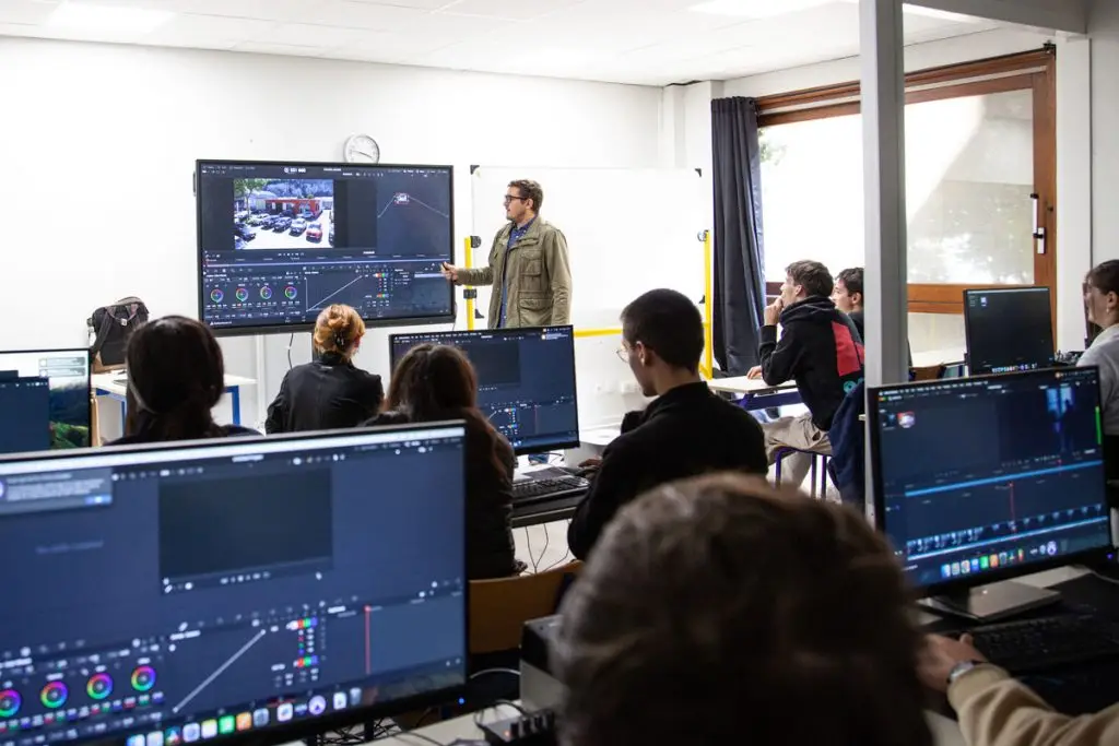 Cours en classe à l'école EAP Grenoble pour les alternants en formation audiovisuel.