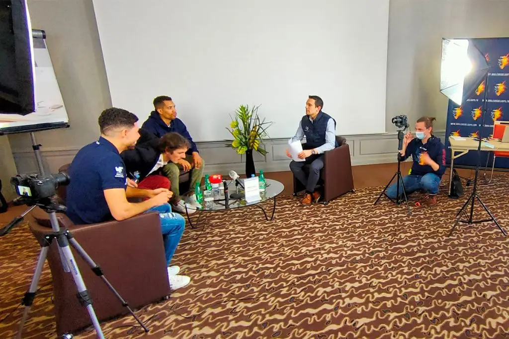 Interview réalisée par les alternants du pole audiovisuel lors d'un meeting avec l'équipe des Brûleurs de Loups.