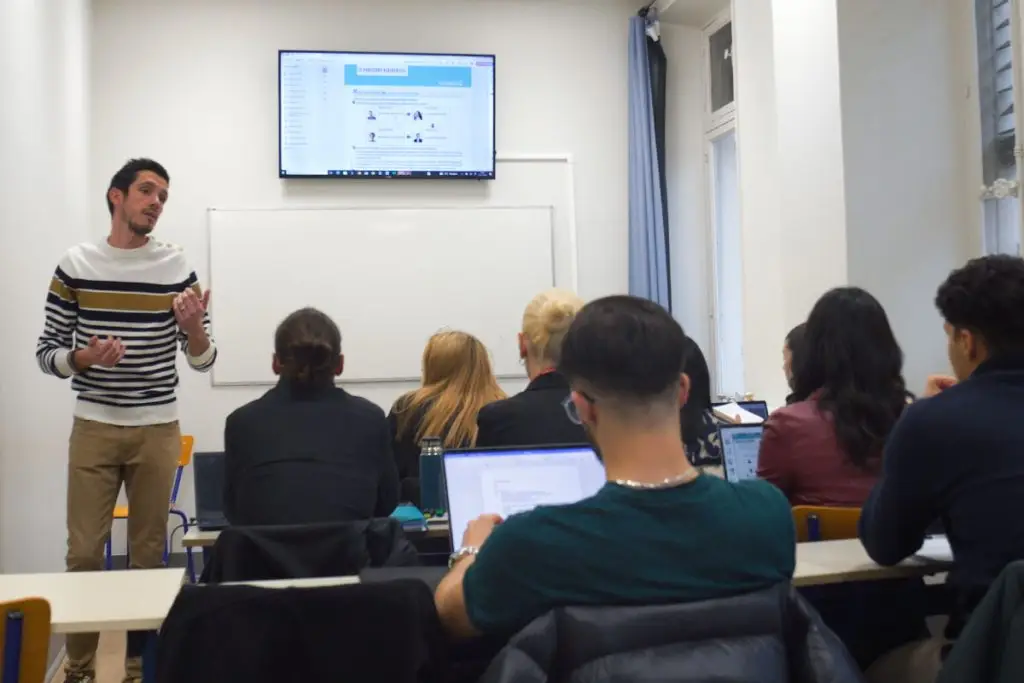 Salle de classe lors d'un cours en immobilier dans l'école EAP de Grenoble.