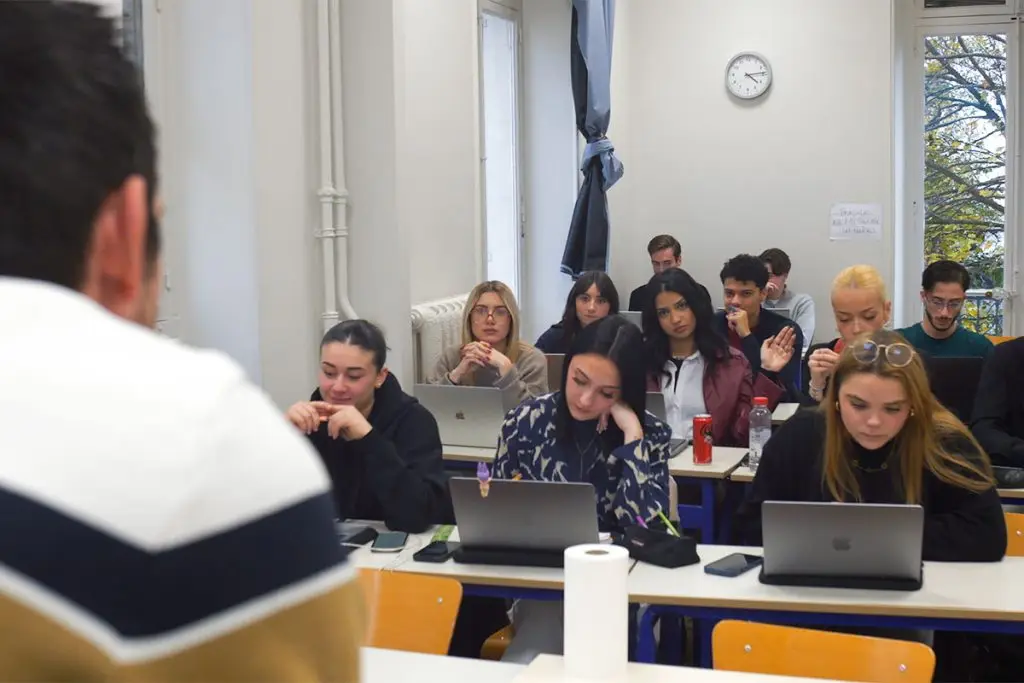 Salle de classe lors d'un cours en immobilier à l'école EAP de Grenoble.