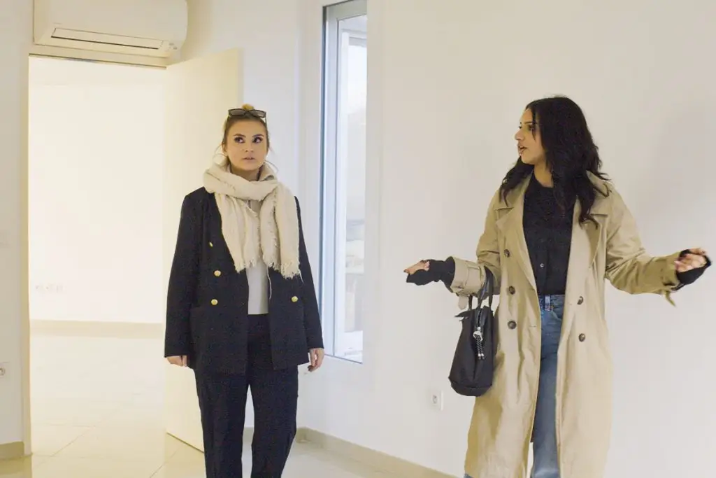 Visite d'un bien réalisée par une étudiante en formation immobilier.