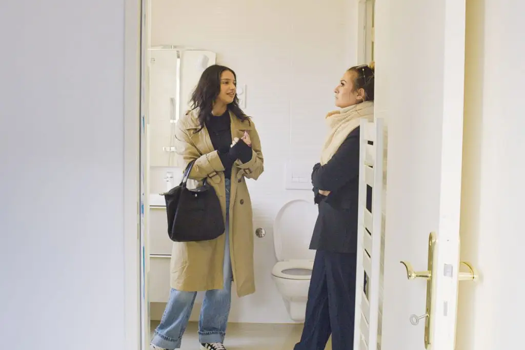 Visite d'un bien réalisée par une alternante en formation immobilier à l'école EAP Grenoble.