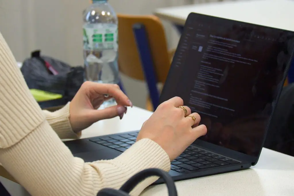Prise de note lors d'un cours en management dispensé à l'école EAP de Grenoble.