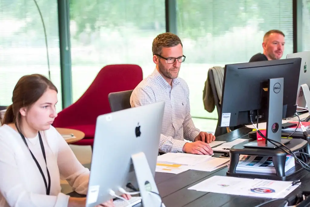 Alternants en étude dans le pole management de l'école EAP Grenoble.