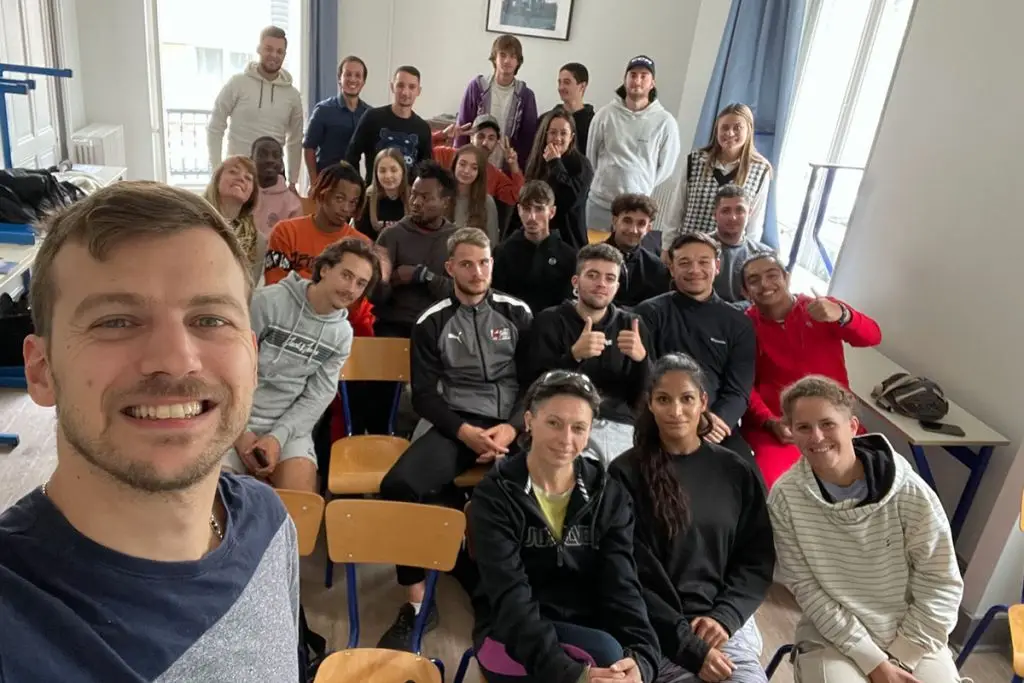 Photo selfie d'une classe de management de l'école EAP de Grenoble.