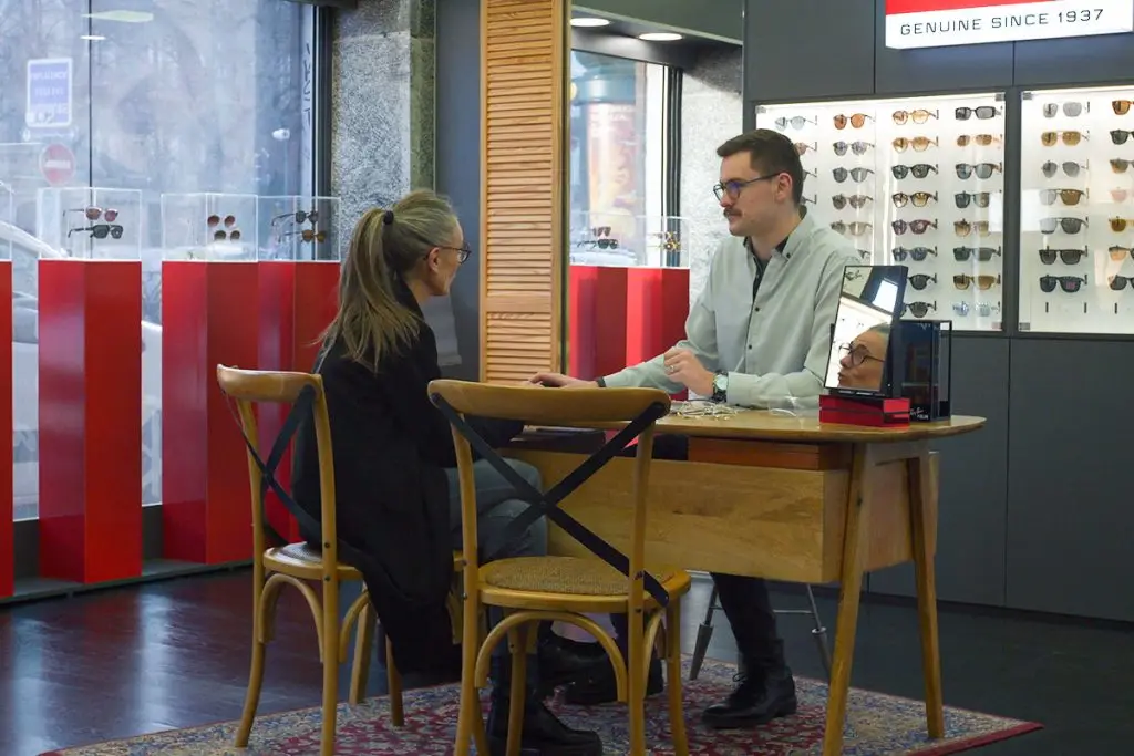 Futur professionnel en optique en conseil client, dans un magasin de vente de lunettes.