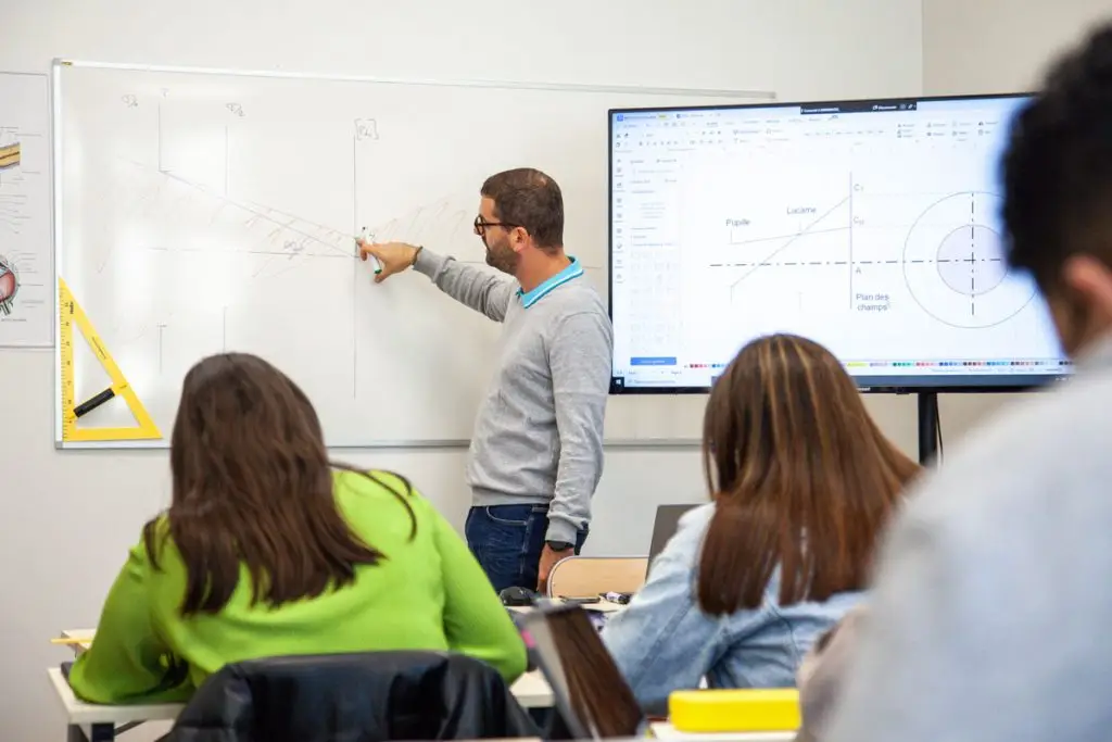 Professeur d'optique en plein cours dispensé à l'école EAP de Grenoble.