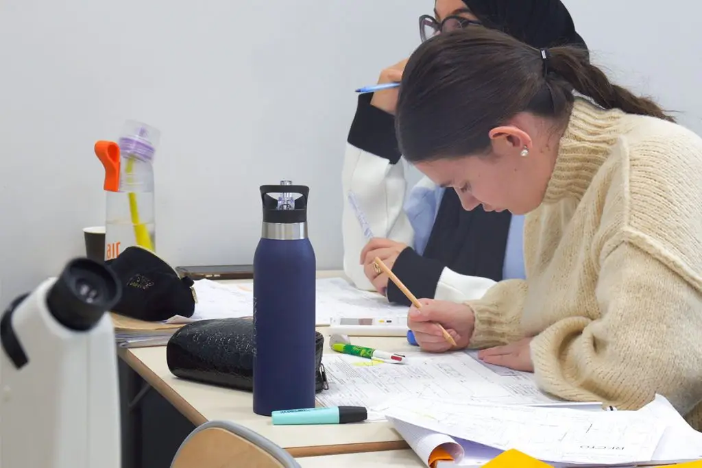 Exercices sur table pour les alternants en optique à l'EAP Grenoble.
