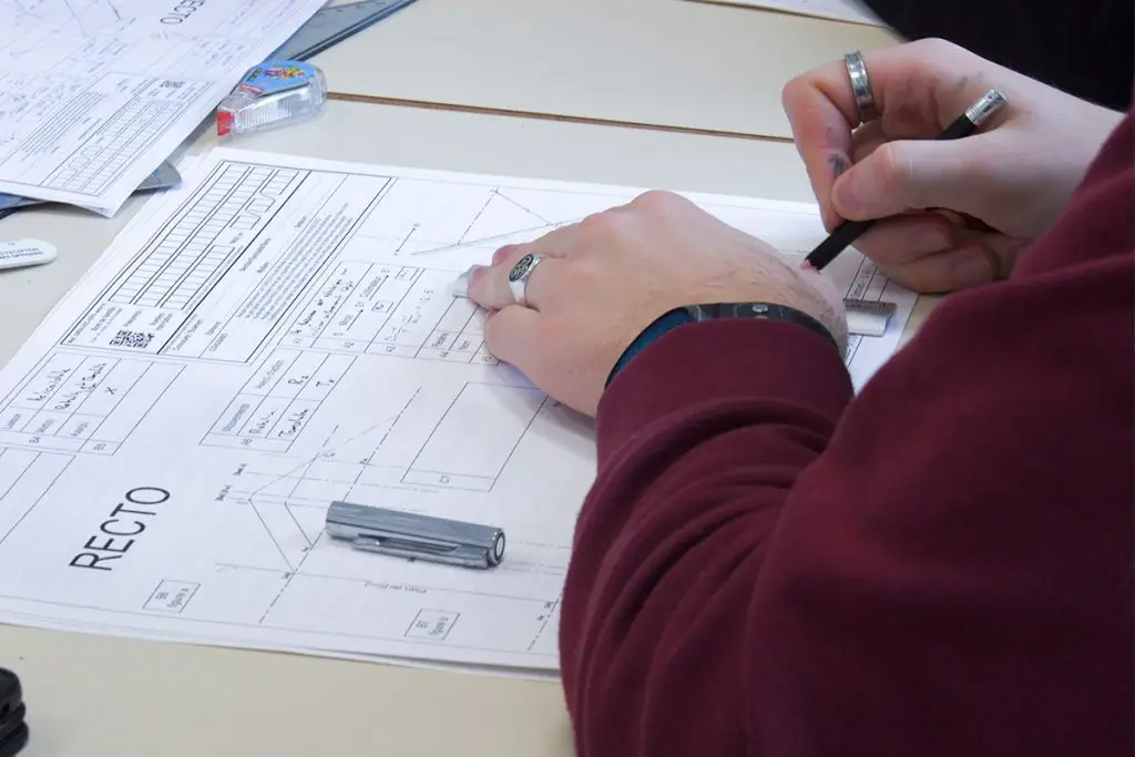 Exercices en salle de cours pour un élève en formation optique à l'école EAP de Grenoble.