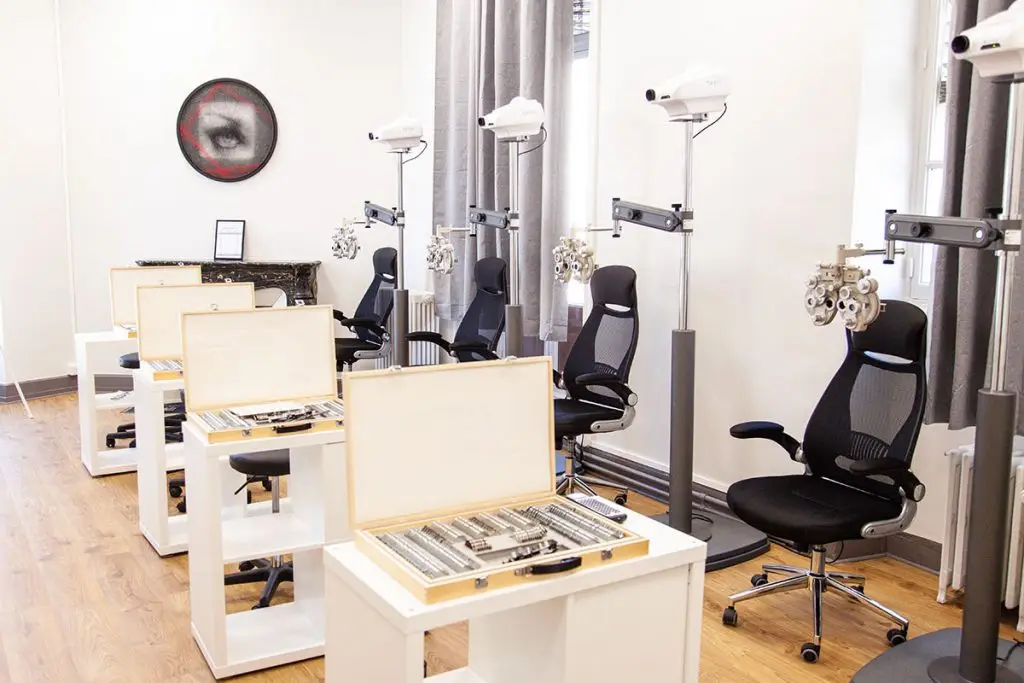 Equipements modernes pour les formations en optique à destination des étudiants de l'école EAP Grenoble.