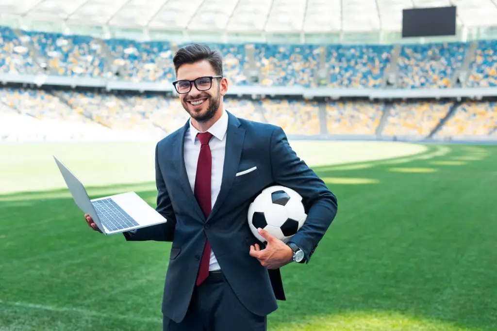 Etudiant EAP sur un terrain de foot, en formation Sport