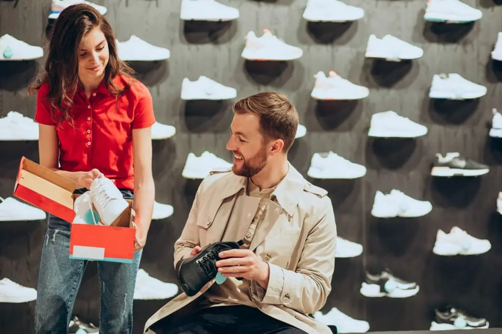 Alternant de l'école EAP dans un magasin de chaussures de sport, en vente.