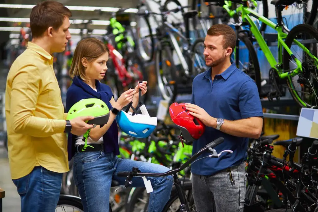 Alternants de l'école EAP dans un magasin de sport